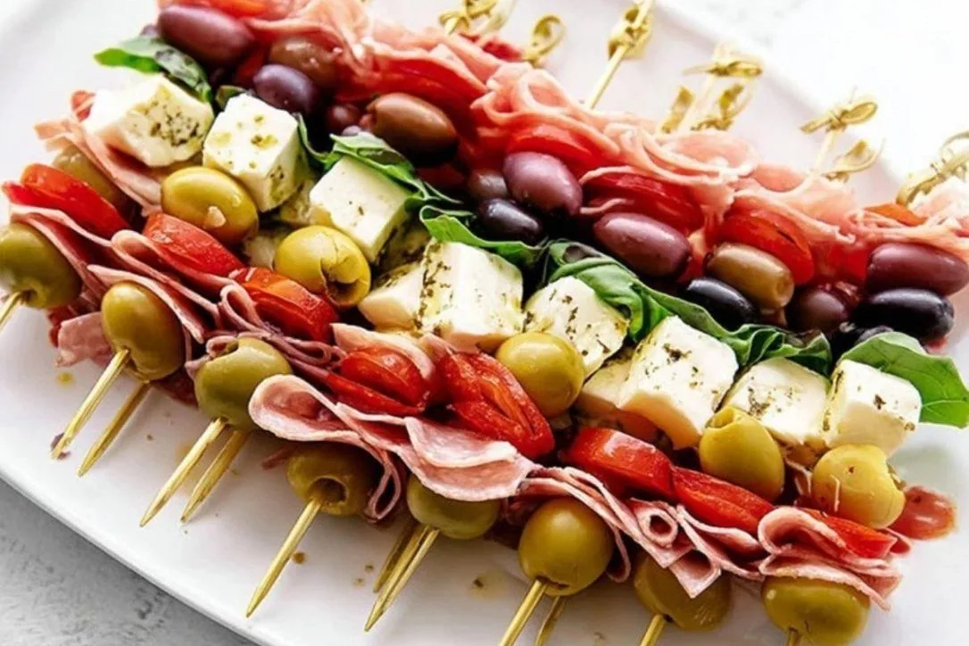Солени хапки с маслини, сирене и деликатеси